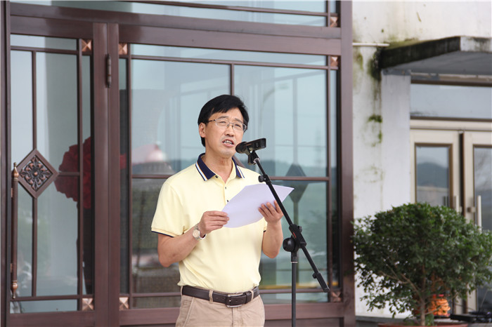 光明集团助学子圆梦大学